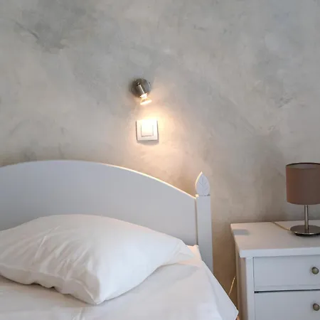 Lefkes Seaside Apartment